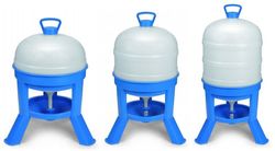 Bebedero de plastico con patas para gallinas