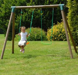 Columpio grande de 2 plazas con postes redondos de madera tratada