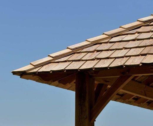 Tejado de pizarras en madera de pino